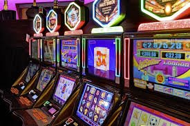 Antarmuka aplikasi sultan menang menampilkan kategori permainan Liga 1, slot games, dan live-dealer tables